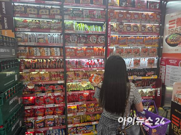 명동역 인근 편의점에서 한 외국인이 라면을 고르고 있다. [사진=구서윤 기자]