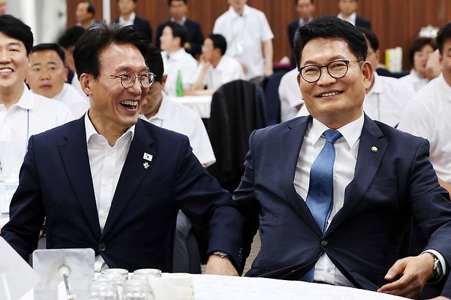 더불어민주당 차기 당권 도전에 나설 것으로 예상되는 김민석 국무총리와 송영길 민주당 의원이 16일 오후 전남 보성군 다비치콘도에서 열린 제9회 전국동시지방선거 더불어민주당 전남광주통합특별시의원 당선인 워크숍에서 인사를 나누고 있다. 연합뉴스