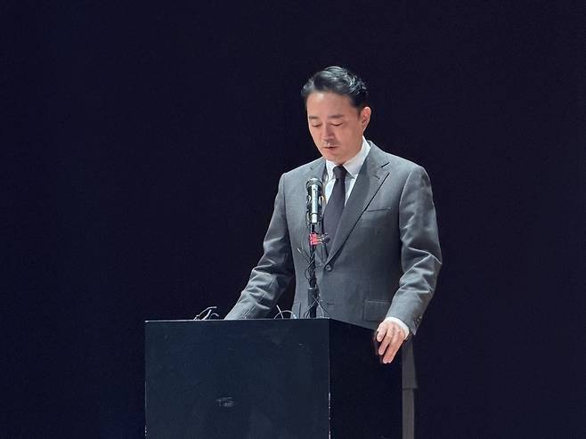 15일 홍정도 중앙그룹 부회장이 서울 마포구 중앙일보 사옥에서 열린 기자회견에서 이날 중앙홀딩스를 비롯한 중앙그룹 5개 회사의 회생신청에 대해 사과하고 있다.