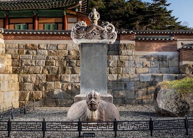 ▲ 지난 2023년 한파로 인해 보물 ‘강릉 보현사 낭원대사탑비’에 금이 가있는 모습.