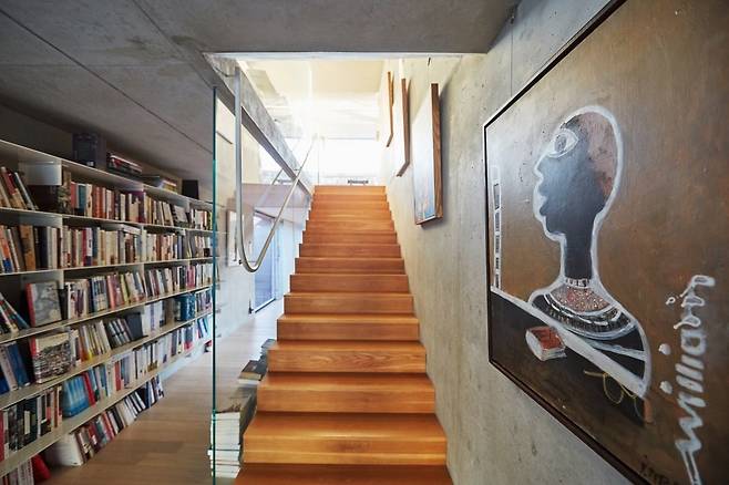 뇌과학자 정재승의 서재에 걸려있는 미술 작품들. ⓒarte, photo by 문덕관