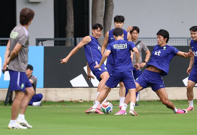 축구 국가대표팀  선수들이 15일(현지시간) 오전 멕시코와의 조별리그 2차전을 대비해 훈련하고 있다.  과달라하라(멕시코) | 연합뉴스