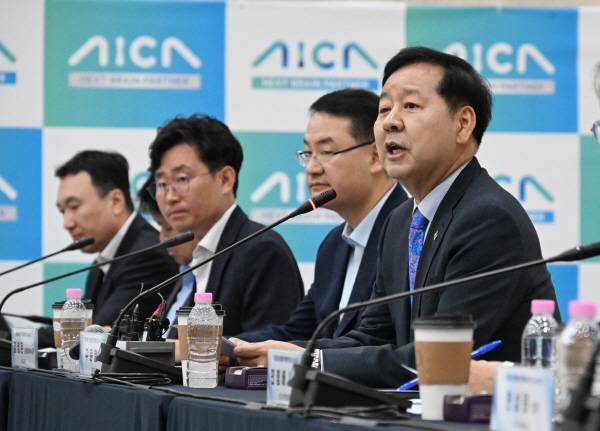 구윤철 부총리 겸 재정경제부 장관이 17일 5극 3특 산업현장 점검 일환으로 광주 AI 산업융합집적단지를 방문해 ‘기업혁신 지원 민관협의체 4차 회의’를 주재하고 있다. 재정경제부 제공.