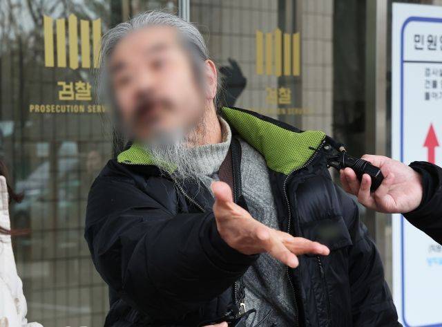 야간외출 제한 명령을 어기고 집을 나섰다 적발돼 전자장치 부착 등에 관한 법률 위반 혐의로 불구속 기소된 아동 성범죄자 조두순이 2024년 3월 11일 오전 경기도 안산시 수원지방법원 안산지원에서 열린 첫 공판을 마치고 나오며 취재진 질문에 답하고 있다. 연합뉴스