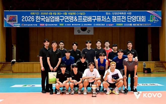 화성특례시청 선수단이 지난 16일 열린 ‘2026 한국실업배구연맹&프로배구 퓨처스 챔프전’ 남자부서 우승을 차지한 뒤 기념촬영을 하고 있다. KOVO 제공