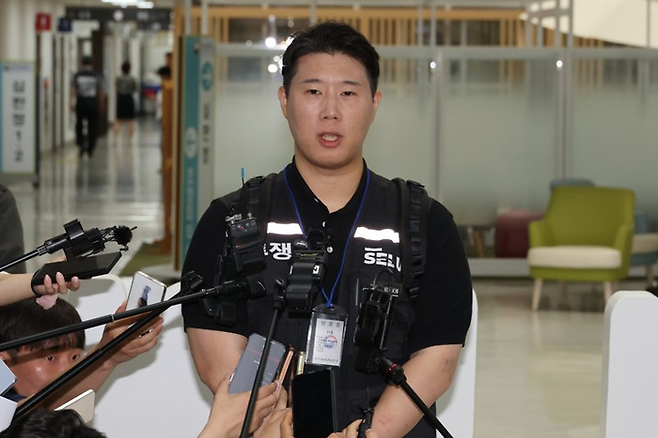 삼성그룹 초기업노동조합 삼성전자지부 최승호 위원장이 지난달 18일 정부세종청사 중앙노동위원회에서 열리는 2차 사후조정 회의에 참석하며 취재진에게 입장을 밝히고 있다. [연합뉴스]
