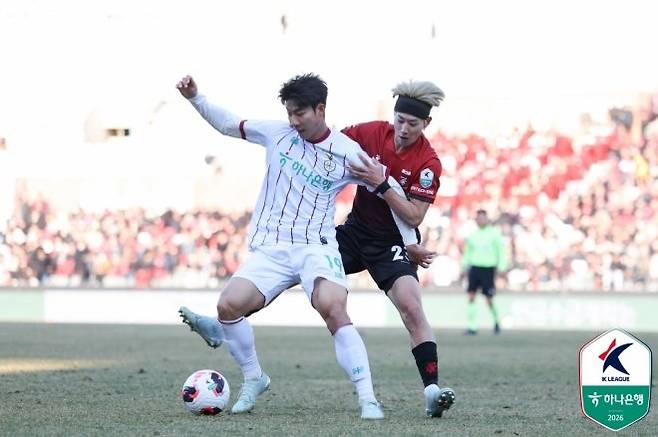 부천 FC 미드필더 카즈(사진 오른쪽). 사진=한국프로축구연맹