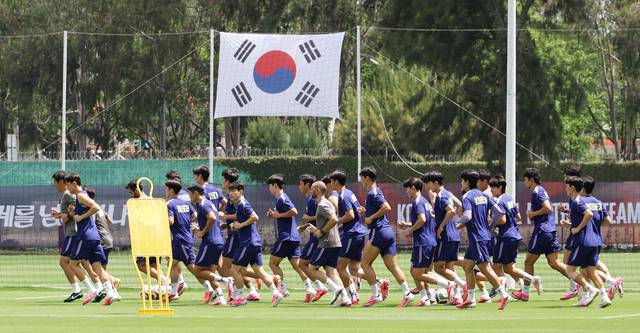 2026 북중미 월드컵 멕시코와 2차전을 앞둔 한국 축구 국가대표팀 선수들이 15일(현지시간) 멕시코 과달라하라 인근 사포판의 치바스 바예 베르데에서 훈련에 앞서 러닝을 하고 있다. 연합뉴스