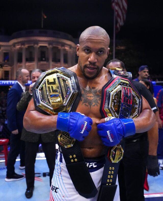 시릴 간이 페레이라를 잡고 UFC 헤비급 잠정챔피언 벨트를 거머쥐었다. /UFC 제공