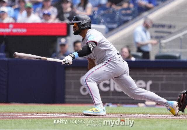 MLB 전체 타율 1위를 달리고 있는 마이애미 말린스 소속 오토 로페스가 타격하고 있다./게티이미지코리아