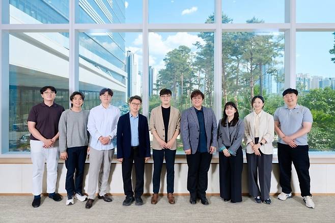 삼성전자 반도체연구소가 세계 최초로 역대 가장 작은 반도체 소자(트랜지스터)를 수직으로 쌓아올리는 적층구조 구현에 성공했다. 해당 내용이 담긴 논문은 세계 반도체 학회 ‘2026 VLSI 심포지엄’에서  ‘베스트 페이퍼’로 선정됐다. [심성전자 뉴스룸]