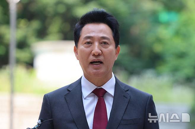 [서울=뉴시스] 권창회 기자 = 정치 브로커 명태균씨로부터 여론조사를 받고 후원자를 통해 비용을 대납하게 한 혐의로 기소된 오세훈 서울시장 1심이 17일 마무리된다. 사진은 오 시장이 지난 10일 서울 서초구 서울중앙지법에서 열린  '명태균 여론조사 의혹' 사건 1심 속행 공판에 출석하며 발언하는 모습. 2026.06.17. kch0523@newsis.com
