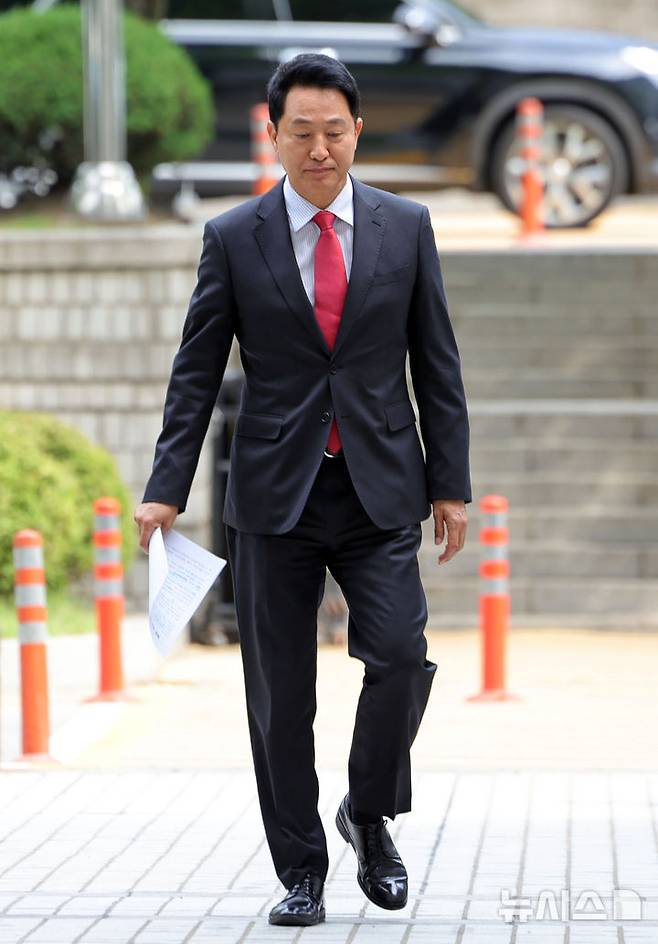 [서울=뉴시스] 홍효식 기자 = 여론조사비 대납 의혹을 받는 오세훈 서울시장이 17일 서울 서초구 서울중앙지방법원에서 열린 결심공판에 출석하고 있다. 2026.06.17. yesphoto@newsis.com