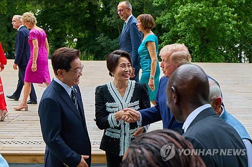 트럼프 대통령과 대화하는 이재명 대통령 부부 (에비앙=연합뉴스) 한상균 기자 = 이재명 대통령과 김혜경 여사가 16일(현지시간) 프랑스 에비앙레뱅에서 열린 주요 7개국(G7) 정상회의 공식 만찬에 앞서 도널드 트럼프 미국 대통령과 대화를 나누고 있다. 2026.6.17 [공동취재 제공. 재판매 및 DB 금지] xyz@yna.co.kr