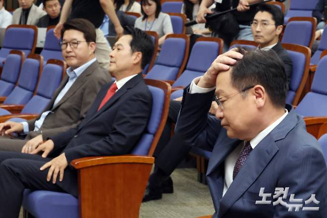 17일 서울 여의도 국회에서 열린 국민의힘 의원총회에서 머리를 만지는 정점식 원내대표 옆으로 장동혁 대표가 회의에 참석해 앉아있다. 윤창원 기자