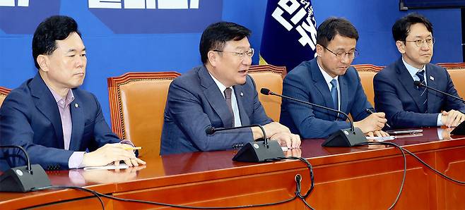 정점식 국민의힘 신임 원내대표가 11일 국회에서 한병도 더불어민주당 원내대표를 만나 발언하고 있다. 후반기 국회를 이끌어갈 여야 원내지도부가 원구성 협상에 들어간 가운데 농업분야 상임위원회인 농림축산식품해양수산위원회 향배에 관심이 모인다. 왼쪽부터 국민의힘 김승수 신임 원내운영수석부대표, 정 원내대표, 민주당 한 원내대표, 천준호 원내운영수석부대표. 연합뉴스