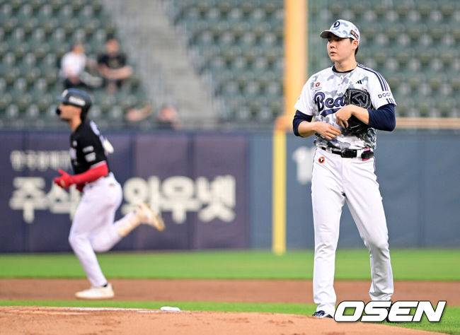[OSEN=잠실, 조은정 기자]16일 서울 잠실야구장에서 ‘2026 신한 SOL Bank KBO리그’ 두산 베어스와 KT 위즈의 경기가 열린다.홈팀 두산은 최승용을, 방문팀 KT는 고영표를 선발로 내세웠다.3회초 2사 2루에서 KT 힐리어드가 달아나는 투런 홈런을 날린 뒤 베이스를 돌고 있다. 아쉬워하는 두산 최승용. 2026.06.16 /cej@osen.co.kr
