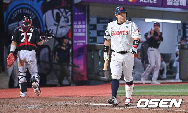 [OSEN=부산, 이석우 기자] 27일 부산 사직야구장에서 2026 신한 SOL KBO 리그 롯데 자이언츠와 LG 트윈스의 경기가 열렸다. 홈팀 롯데는 나균안이, 방문팀 LG는 치리노스가 선발 출전했다.롯데 자이언츠 유강남이 7회말 2사 1,2루 삼진 아웃당하고 아쉬워하고 있다. 2026.05.27 / foto0307@osen.co.kr