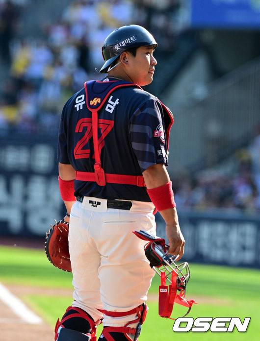 [OSEN=지형준 기자] 13일 서울 잠실야구장에서 2026 신한 SOL KBO리그 LG 트윈스와 롯데 자이언츠의 경기가 열렸다.이날 LG는 김진수, 롯데는 이민석을 선발로 내세웠다.1회말 롯데 유강남이 경기를 준비하고 있다. 2026.06.13&nbsp;/ jpnews@osen.co.kr