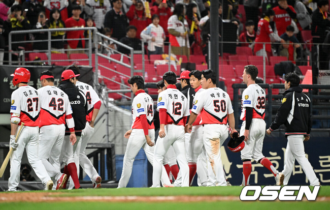 경기후 KIA 선수들이 더그아웃으로 들어가고 있다./OSEN DB