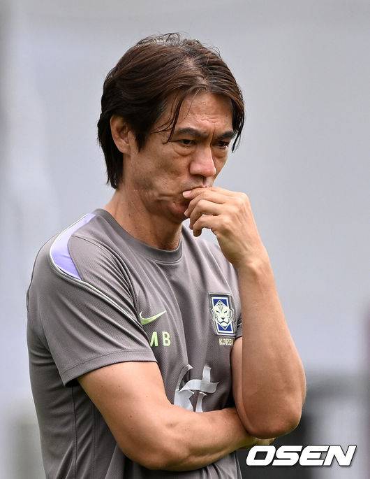 [OSEN=사포판(멕시코), 이대선 기자] 홍명보 감독이 이끄는 대한민국 축구국가대표팀이 15일(한국시각) 멕시코 과달라하라 인근 사포판의 치바스 베르데 바예에서 훈련을 진행했다.대표팀은 전날 A조 1차전에서 체코를 상대로 2-1 역전승을 거뒀다. 남아프리카공화국을 2-0으로 제압한 개최국 멕시코에 이은 조&nbsp;2위다.대한민국 홍명보 감독이 훈련 중인 선수들을 바라보고 있다. 2026.06.15 /sunday@osen.co.kr