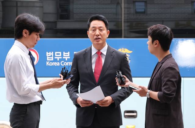 ▲오세훈 서울시장이 17일 서울 서초구 서울중앙지방법원에서 열린 '명태균 여론조사 의혹' 사건 1심 결심공판에 출석하며 취재진의 질문에 답하고 있다. ⓒ연합뉴스