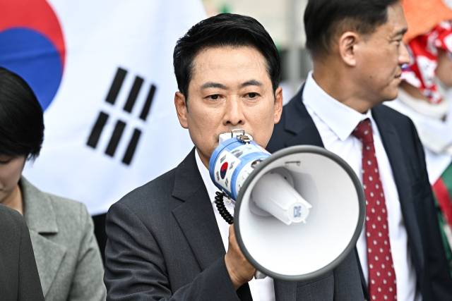 ▲6·3지방선거 투표용지 부족 사태로 촉발된 잠실 개표소 봉쇄 시위가 이어진 16일 국민의힘 장동혁 대표가 서울 송파구 올림픽공원 핸드볼경기장에서 대한체육회, 방송 라이브 취재진 등의 진입과 관련해 진입 불가한 상황을 알리고 있다. ⓒ연합뉴스