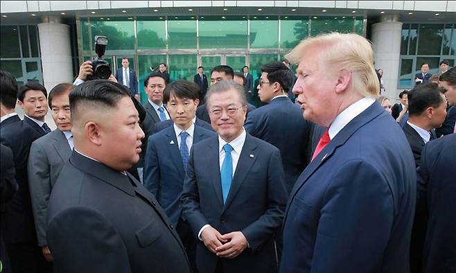 2019년 7월 김정은 북한 국무위원장, 문재인 당시 대통령, 도널드 트럼프 미국 대통령이 판문점 남측 자유의집에서 만나 이야기를 나누고 있다. 세계일보 자료사진