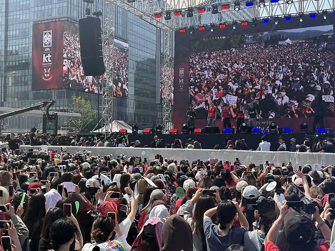 12일 서울 광화문광장에 모인 축구팬들이 축구경기를 관람하기 전 무대에 오른 아이돌 코르티스에 환호하는 모습. 남소정 기자