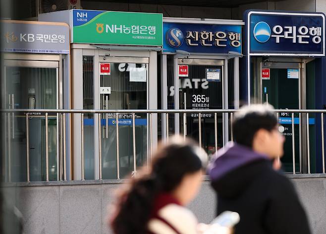 반도체 수출 호조 등으로 기업들의 투자·소비 심리가 개선되면서 기업 어음 발행에 쓰이는 당좌예금 회전율이 9년 만에 최고를 기록했다. 사진은 서울 시내의 은행 ATM ⓒ연합뉴스