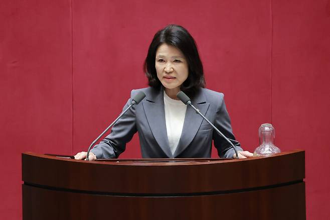 대구 달성 국회의원 보궐선거에서 당선된 이진숙 국민의힘 의원이 6월5일 국회에서 22대 국회 후반기 의장단을 선출하기 위해 열린 본회의에서 선서한 뒤 인사말하고 있다. ⓒ연합뉴스