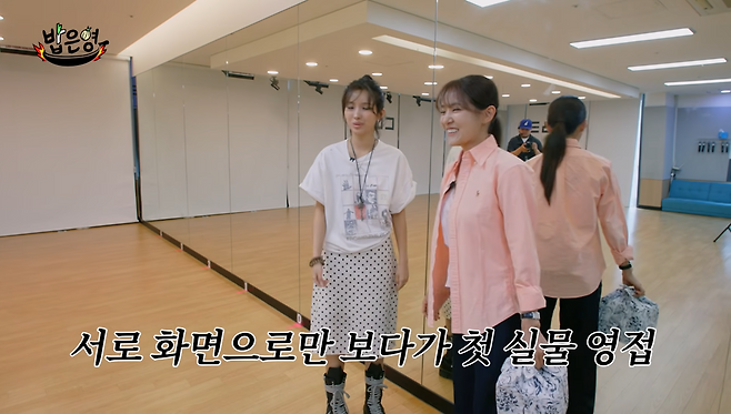 Broadcaster Park Eun-young met with (G)I-DLEs Jeon So-yeon on her YouTube channel Bob Eun-young and candidly revealed the secret to maintaining her baby-faced appearance. During their conversation, Park Eun-young drew attention by wittily mentioning that she received help from her husband, a plastic surgeon.Park Eun-young expressed her gratitude to Jeon So-yeon, recalling the experience of gaining significant attention in the past through (G)I-DLEs Hinka dance challenge. The two continued the warm and friendly atmosphere while practicing the choreography for a new song together.During this process, Jeon So-yeon marveled at Park Eun-youngs baby-faced looks, and Park Eun-young showed off her candid wit by mentioning that her husband is a plastic surgeon. Jeon So-yeon also added to the heartwarming atmosphere by praising Park Eun-youngs exceptional presence in front of the camera.