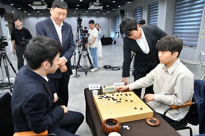 신민준 9단(오른쪽)이 16일 전주 왕의지밀에서 열린 제31회 LG배 결승 3국이 끝난 뒤 복기하고 있다. 한국기원 제공