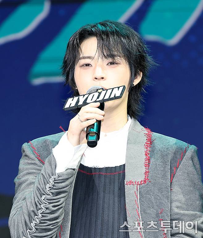 Group ONF members Minkyun, Yuto Nasu, RCA, With, Seungjun, and Julian Glover attended the showcase held on the 17th in Sangam-dong, Mapo-gu, Seoul, to commemorate the release of their 2nd full-length album Part.2, ONF:MY SELF. The members posed for the press at the scene and delivered a warm greeting announcing their comeback.
