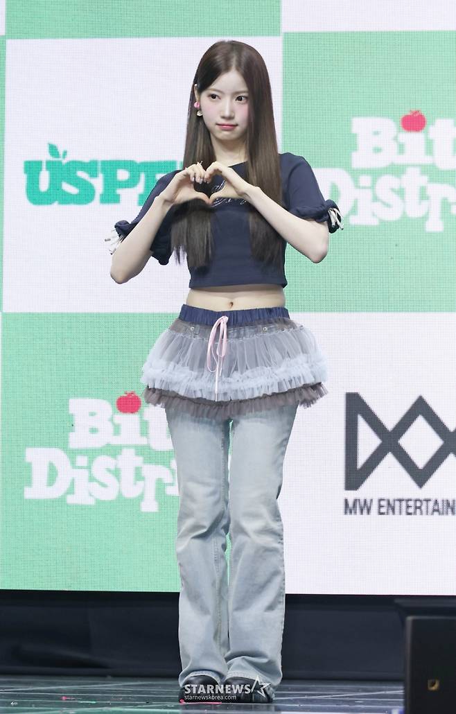 걸그룹 유스피어(USPEER) 서유가 17일 오후 서울 명화라이브홀에서 진행된 첫 번째 미니앨범 '바이트 디스트릭트;(BITE DISTRICT) 발매기념 쇼케이스에서 포즈를 취하고 있다.  이번 앨범에는 타이틀곡 '위키드 게임'(WICKED GAME), '소 파인'(So Fine), '베스티'(Bestie), '라우드'(LOUD) 등 총 4곡이 수록됐다. /2026.06.17 /사진=이동훈 photoguy@