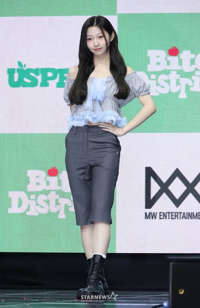 걸그룹 유스피어(USPEER) 로아가 17일 오후 서울 명화라이브홀에서 진행된 첫 번째 미니앨범 '바이트 디스트릭트;(BITE DISTRICT) 발매기념 쇼케이스에서 포즈를 취하고 있다.  이번 앨범에는 타이틀곡 '위키드 게임'(WICKED GAME), '소 파인'(So Fine), '베스티'(Bestie), '라우드'(LOUD) 등 총 4곡이 수록됐다. /2026.06.17 /사진=이동훈 photoguy@