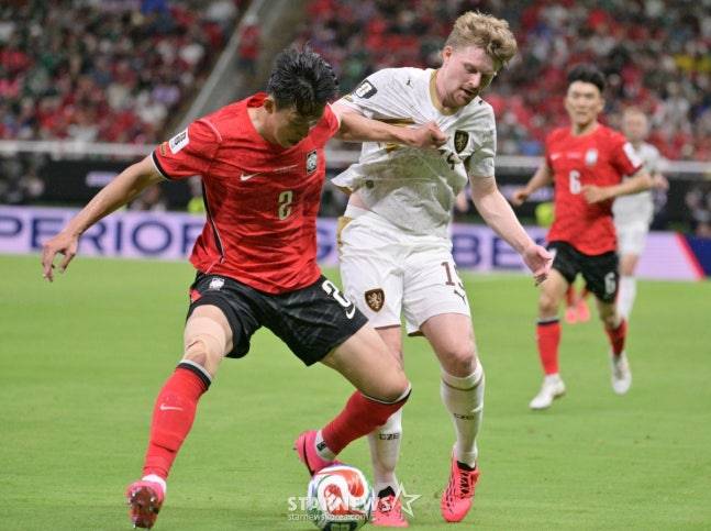 2026 북중미월드컵 A조 예선 대한민국-체코전이 12일(한국 시간) 멕시코 과달라하라 에스타디오 아크론에서 열렸다.  이한범이 체코 파벨 슐츠를 제치고 돌파를 시도하고 있다. /사진=김진경 대기자.