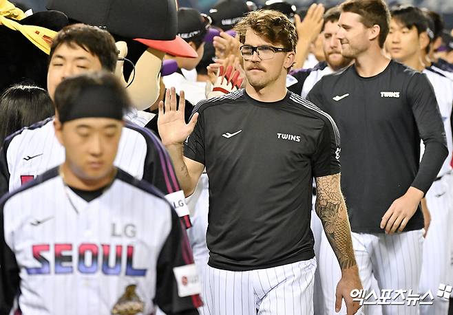 29일 오후 서울 송파구 잠실야구장에서 열린 '2026 신한 SOL Bank KBO리그' KIA 타이거즈와 LG 트윈스의 경기, LG가 송찬의와 오지환의 3점 홈런을 앞세워 KIA에 12:2 대승을 거뒀다.  이날 경기에서 승리한 LG 웰스가 하이파이브를 하고 있다. 엑스포츠뉴스 DB