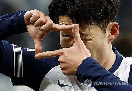 토트넘 소식통 토트넘 홋스퍼 뉴스는 16일(한국시간) 손흥민(LAFC)의 임대 복귀 가능성이 제기됐다고 보도했다. 손흥민은 2015년 토트넘에 입단해 10년을 뛰면서 공식전 453경기에 출전해 173골 101도움을 올렸다. 토트넘 마지막 시즌엔 팀의 주장으로서 유럽축구연맹(UEFA) 유로파리그 트로피까지 들어올리며 구단 레전드로 등극했다. 손흥민은 지난해 8월 미국 메이저리그사커(MLS)의 LAFC로 이적하면서 10년 만에 토트넘과 결별했는데, 매체에 따르면 전 스카우터 브라이언 킹은 토트넘이 다음 시즌을 위해 손흥민을 1년 동안 다시 데려오려고 시도했다고 주장했다. 연합뉴스