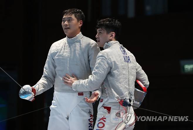 '괜찮아' (자카르타=연합뉴스) 신준희 기자 = 20일(현지시간) 인도네시아 자카르타 컨벤션센터 경기장에서 열린 2018 자카르타-팔렘방 아시안게임 펜싱 남자 사브르 결승전.
한국 구본길(오른쪽)이 접전 끝에 승리한 뒤 오상욱을 위로하고 있다. 2018.8.20 hama@yna.co.kr