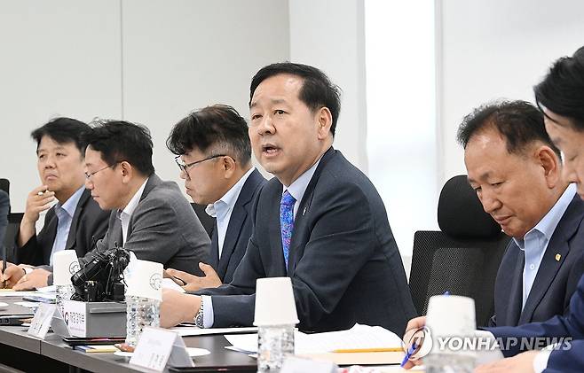 구윤철 부총리, 기업혁신 지원 민관협의체 3차 회의 주재 (서울=연합뉴스) 구윤철 부총리 겸 재정경제부 장관이 지난 16일 5극 3특 산업현장 점검 일환으로 해남 솔라시도를 방문, 현장 시찰 후 '기업혁신 지원 민관협의체 3차 회의'를 주재하고 있다. [재정경제부 제공. 연합뉴스 자료사진. 재판매 및 DB 금지]