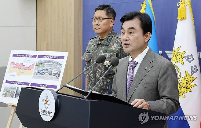 군사시설 규제개선 정책 발표하는 안규백 국방부 장관 (서울=연합뉴스) 김주형 기자 = 안규백 국방부 장관이 17일 서울 용산구 국방부 브리핑룸에서 군사시설 규제개선 정책을 발표하고 있다. 2026.6.17 kjhpress@yna.co.kr