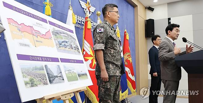군사시설 규제개선 정책 발표하는 안규백 국방부 장관 (서울=연합뉴스) 김주형 기자 = 안규백 국방부 장관이 17일 서울 용산구 국방부 브리핑룸에서 군사시설 규제개선 정책을 발표하고 있다. 2026.6.17 kjhpress@yna.co.kr