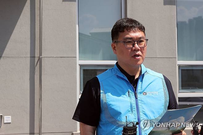 전교조 강원 "신경호 교육감 유죄 판결 환영" (춘천=연합뉴스) 강태현 기자 = 신경호 강원교육감의 불법선거운동과 뇌물수수 혐의 사건 항소심 선고 공판이 열린 17일 춘천지법에서 조영국 전국교직원노동조합(전교조) 강원지부장이 유죄 판결을 반기는 내용의 논평을 낭독하고 있다.
    이날 신 교육감은 1심에 이어 항소심에서도 당선무효형에 해당하는 징역 10개월에 집행유예 2년을 선고받았다. 2026.6.17 taetae@yna.co.kr