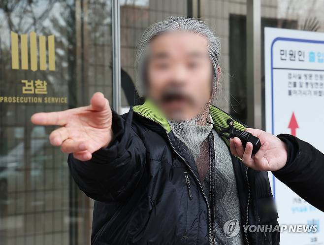 공판 마치고 나오는 조두순 (안산=연합뉴스) 홍기원 기자 = 야간외출 제한 명령을 어기고 집을 나섰다 적발돼 전자장치 부착 등에 관한 법률 위반 혐의로 불구속 기소된 아동 성범죄자 조두순이 2024년 3월 11일 오전 경기도 안산시 수원지방법원 안산지원에서 열린 첫 공판을 마치고 나오며 취재진 질문에 답하고 있다. 2024.3.11 xanadu@yna.co.kr