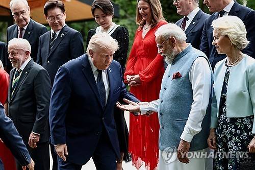 G7 정상회의서 만난 트럼프 미국 대통령(왼쪽)과 모디 인도 총리 [로이터=연합뉴스. 재판매 및 DB 금지]