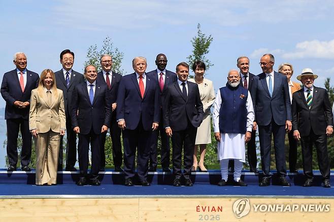 프랑스에 모인 G7과 한국 등 5개 초청국 정상 단체 사진 [AFP=연합뉴스. 재판매 및 DB 금지]
