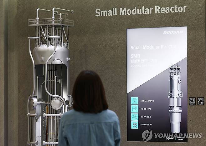 SMR의 미래는? (서울=연합뉴스) 김성민 기자 = 15일 서울 강남구 코엑스에서 열린 '스마트에너지플러스 2025'에서 관람객들이 소형모듈원전(SMR) 모형을 둘러보고 있다. 2025.10.15 ksm7976@yna.co.kr