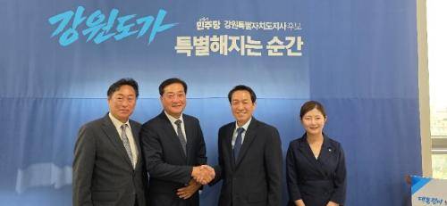 ◇제12대 강원특별자치도의회 더불어민주당 남상규(춘천) 원내대표를 비롯한 원내대표단은 18일 우상호 당선인 캠프를 찾아 우 당선인과 환담을 나눴다.