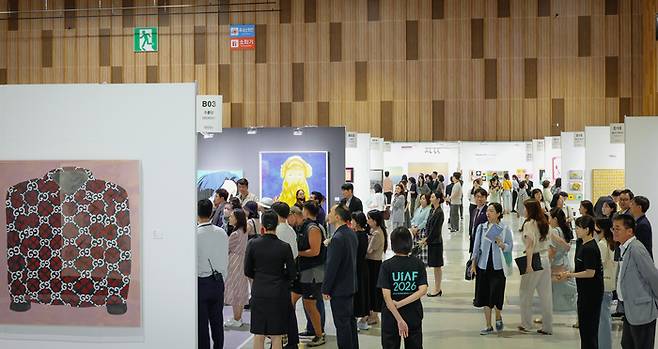 '2026 울산국제아트페어(UiAF)'가 'Collect Art, Collect Value'를 슬로건으로 18일 울산전시컨벤션센터(UECO)에서 개막한 가운데 VIP Preview가 진행되고 있다. 이수화 기자